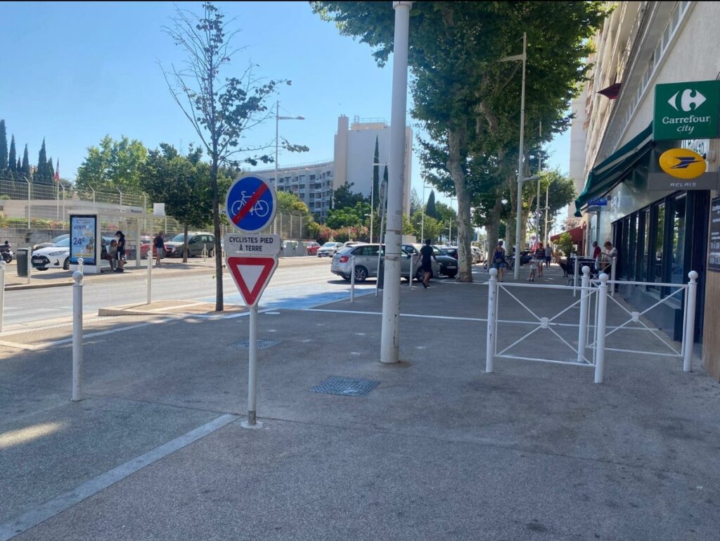Vue du trottoir côté nord de l'extrémité ouest du bd Bazeilles à Toulon, au niveau de la rue Masséna. Sur le sol on voit les points blancs ou se trouvaient, il y a peu, de multiples barrières en métal.