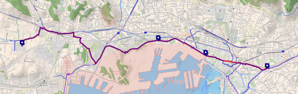 Carte OpenStreetMap de Toulon, avec notre trajet marqué en rouge. Point de départ: la Bière de la Rade à l'est du centre-ville. Traversée par le centre historique pour atteindre la corderie. Le trajet continue vers le palais des sports et la cimetière Lagoubran, après laquelle il prend le chemin Tombouctou pour joindre la piste cyclable juste avant les portes d'Ollioules et Toulon. Fin de trajet par la piste officielle.