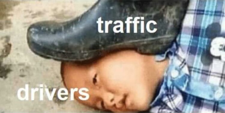 Mème représentant un enfant maintenu au sol par une botte. La botte porte l'inscription « circulation ». L'enfant porte l'inscription « conducteurs ». C'est que la partie haute du mème, la deuxième partie, implicite, montrant que l'enfant tient la botte contre sa propre tête.