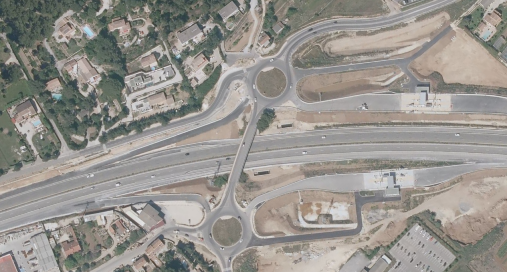 Capture d'écran bing satellite de l'échangeur D11/A59 Ollioules/Sanary. Deux énormes rond-points à côté de deux stations de péage et l'autoroute, le tout entouré des différentes routes de service, de la D11, et autres.