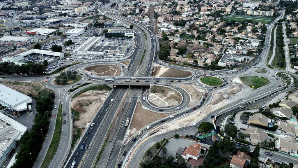 Photo aérienne d'un échangeur de l'autoroute A57 à l'est de Toulon.