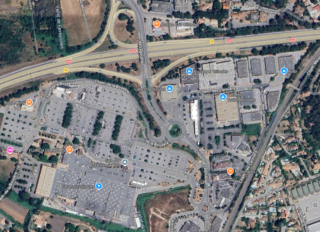 Capture d'écran google satellite du carrefour Ollioules , de la zone d'activité autour, et notamment des grands parkings et de l'autoroute.